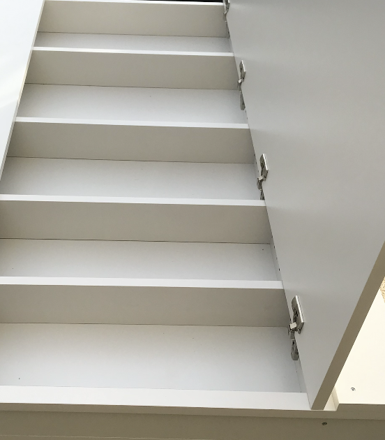 etageres avec porte